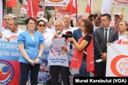 Memur maaş zammına tepki gösteren çalışanlar Ankara Ulus Meydanı’nda biraraya gelerek basın açıklaması yaptı