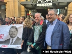 Can Atalay’ın tahliye edilmemesini protesto etmek için dün akşam İstanbul Barosu'nun önünde oturma eylemi düzenlendi