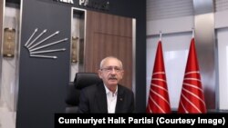 CHP Genel Başkanı Kemal Kılıçdaroğlu, CHP Grubu konuşmasında, NATO ittifakında yeni üyelik için bütün üye ülkelerce oybirliğiyle karar alınması gerektiğini hatırlatarak, Türkiye Cumhuriyeti’nin neden şimdi İsveç’e onay vereceğini sorguladı.