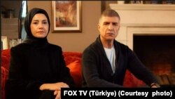 FOX TV'de yayınlanan "Kızıl Goncalar" dizisine ‘toplumun milli ve manevi değerlerine' aykırılıktan RTÜK Üst Kurulu yüzde 3 idari para, iki kez de program durdurma cezası verdi.