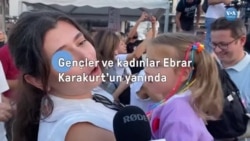 Gençler ve kadınlar Ebrar Karakurt'un yanında