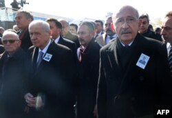 CHP eski genel başkanı Deniz Baykal'ın cenazesine katılanlar arasında CHP genel başkanı Kemal Kılıçdaroğlu ve MHP genel başkanı Devlet Bahçeli de vardı.