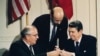 Tổng thống Mỹ Ronald Reagan (phải) và nhà lãnh đạo Liên Xô Mikhail Gorbachev, trao đổi bút tại buổi lễ ký Hiệp ước Lực lượng Hạt nhân Tầm trung INF tại Tòa Bạch Ốc ngày 8/12/1987. 