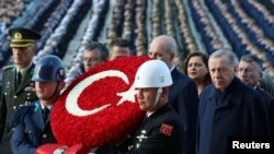 Başkent Ankara’da Anıtkabir’de düzenlenen törene Cumhurbaşkanı Recep Tayyip Erdoğan’la birlikte TBMM Başkanı Numan Kurtulmuş, Cumhurbaşkanı Yardımcısı Cevdet Yılmaz ve kabine üyeleri de katıldı.