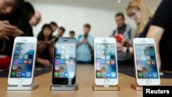 Apple markasının iPhone telefonu