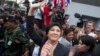 Thủ tướng Thái Lan Yingluck Shinawatra vẫy chào người ủng hộ tại Bangkok, ngày 7/5/2014.