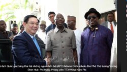 Phó Thủ tướng Vương Đình Huệ và ông Adams Oshiomhole, Chủ tịch đảng APC. Photo TTXVN.