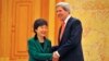 Tổng thống Nam Triều Tiên Park Geun-Hye (trái) và Ngoại trưởng Hoa Kỳ John Kerry 