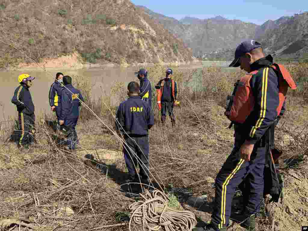 بھارتی فوج کو ڈیم سے متصل دیہات سے لوگوں کو محفوظ مقام پر پہنچانے کی ذمہ داری سونپی گئی ہے جب کہ فوج کے اہلکار اور ہیلی کاپٹرز امدادی کاموں میں مصروف ہیں۔ 