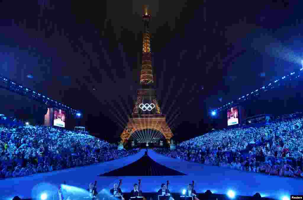 Tháp Eiffel tỏa sáng trong lễ khai mạc Olympic Paris Mùa Hè 2024, hôm 26/7 (ảnh: REUTERS/Pawel Kopczynski)