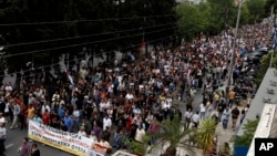 Hàng ngàn người biểu tình tuần hành bên ngoài trụ sở Cơ quan truyền thông ERT ở Athens, ngày 13/6/2013.