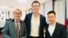 Mai Quyền (phải) được Thống đốc bang California Gavin Newsom (giữa) ân xá cho bản án năm 2005 và đang giúp đỡ những người Việt khác đối mặt trục xuất có cơ hội ân xá như anh. (Photo courtesy of Mai Quyen)