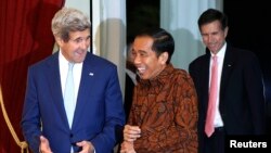 Ngoại trưởng Hoa Kỳ John Kerry và tân Tổng thống Indonesia Joko Widodo tại dinh tổng thống ở Jakarta, Indonesia, 20/10/14