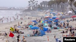 Bãi biển đông nghịt người ở Oceanside, California, Mỹ, 17/6/2021.