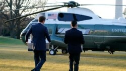 Nhân viên Nhà Trắng mang hành lý lên Marine One chuẩn bị cho Tổng thống Donald Trump rời Nhà Trắng.