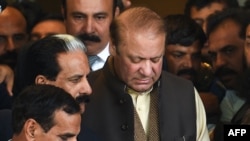 سابق وزیراعظم نواز شریف سپریم کورٹ میں سماعت کے بعد کمرہ عدالت سے باہر آ رہے ہیں۔ 4 دسمبر 2018