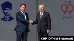 Kılıçdaroğlu-Babacan CHP merkezi önünde
