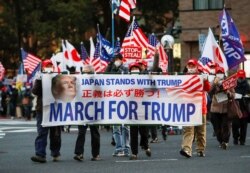 Người hâm hộ Donald Trump tuần hành ở thủ đô Tokyo hôm 20/1/2021. REUTERS/Issei Kato