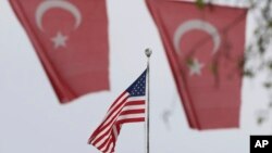 Türkiye-ABD İş Konseyi (TAİK) ve Amerikan Şirketler Derneği (AmCham Türkiye), Türkiye ve Amerika arasındaki siyasi ilişkilerin düzelmekte olduğu ve bunun ekonomik ilişkilere de pozitif etki edeceği beklentisini dile getiriyor.