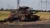 Xe tăng Nga bị bắn cháy ở ngoại ô thị trấn Sudzha của Nga, vùng Kursk, 16/8/2024 (Yan DOBRONOSOV / AFP).