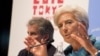 Tổng giám đốc IMF Christine Lagarde (phải) mở cuộc họp báo ở Tokyo, 11/10/12