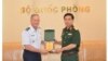 Tư lệnh Không quân Mỹ David L. Goldfein (trái) nhận quà lưu niệm từ Thứ trưởng Bộ Quốc phòng Phan Van Giang tại Hà Nội hôm 19/8. (Ảnh chụp màn hình Quân đội Nhân dân)