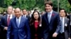 Thủ tướng Canada Justin Trudeau (phải) và Thủ tướng Nguyễn Xuân Phúc tại Hà Nội ngày 8/11/2017.