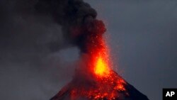 Núi lửa Mayon ở Philippines phun trào. Ảnh chụp ngày 23/1/2018 từ thành phố Legazpi, tỉnh Albay, cách Manila 340 km. (AP Photo/Bullit Marquez)