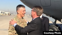 Bộ trưởng Quốc phòng Hoa Kỳ Ash Carter (phải) đến Baghdad, Iraq, ngày 11/12/2016.