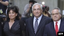 Dominique Strauss-Kahn New York'ta tutuksuz yargılanıyordu, ancak Amerika dışına çıkması yasaklanmıştı