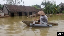 Nhiều người dân ở huyện Chương Mỹ vẫn phải dùng thuyền để đi lại vào ngày 16/10/2017.