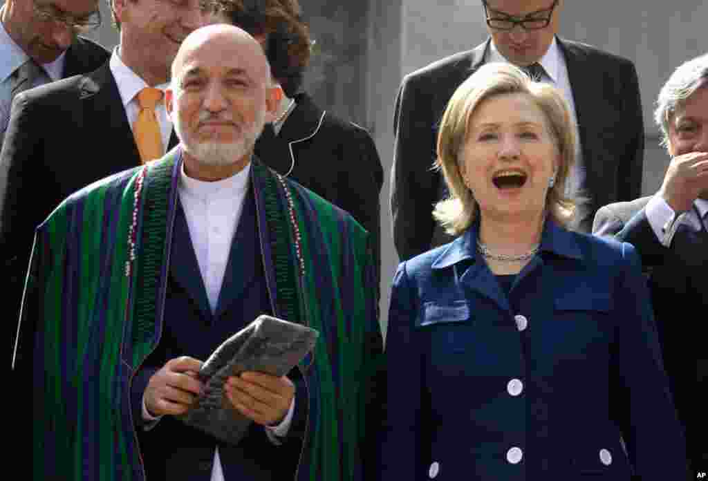 Tổng thống Afghanistan Hamid Karzai, Ngoại trưởng Clinton v&agrave; Ngoại trưởng c&aacute;c nước sau khi dự Hội nghị Quốc tế tại Bộ Ngoại Giao của Afghanistan trong thủ đ&ocirc; Kabul, 20-7-2010.