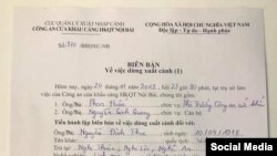 Biên bản của Công an Cửa khẩu Cảng HKQT Nội Bài cấm xuất cảnh Linh mục Nguyễn Đình Thục ngày 20/11/2019. Photo Facebook Nguyen Dinh Thuc.