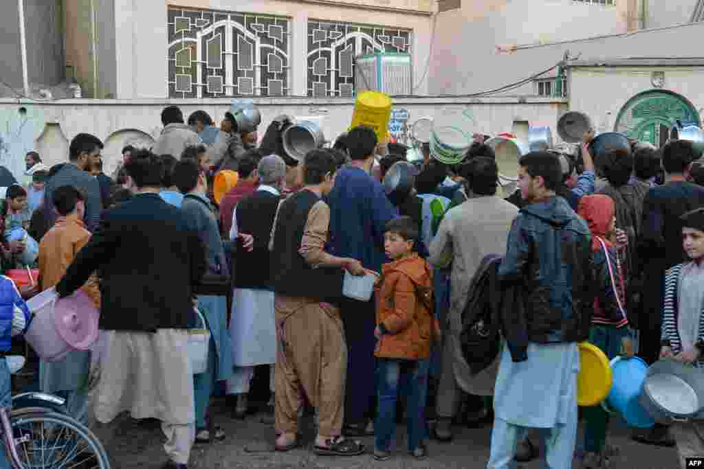 افغانستان کے شہر ہرات میں اس دن خصوصی پکوان تقسیم کیے گئے جسے حاصل کرنے کے لیے لوگ&nbsp; برتن اپنے ساتھ لائے تھے۔